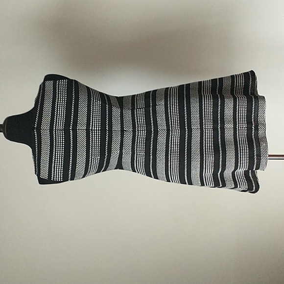 Black and White Sleeveless Dress - Picture 3 of 8